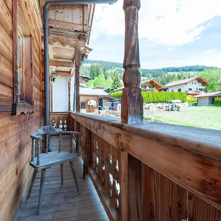 In Kirchberg Near Bus * キルヒベルク・イン・チロル