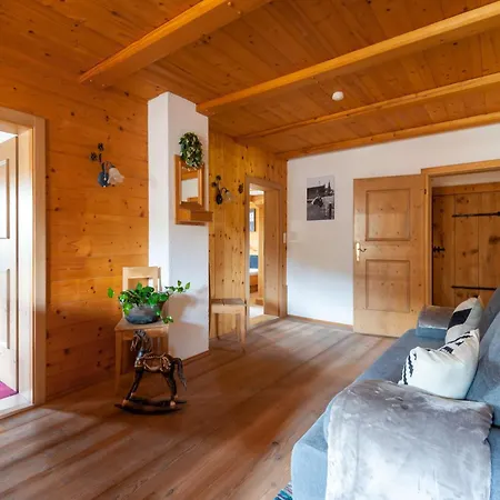 In Kirchberg Near Bus * キルヒベルク・イン・チロル